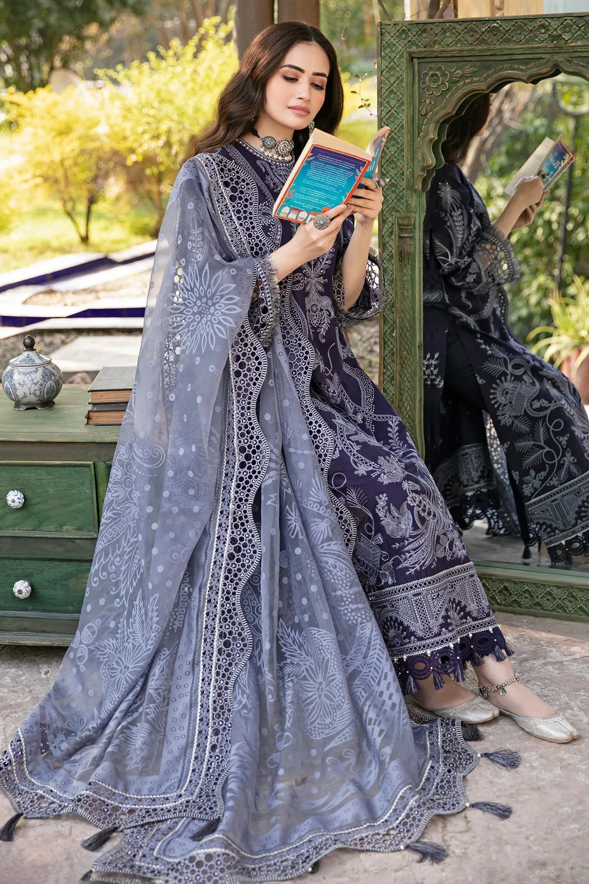 Embroidered Luxury Lawn SL22-D1